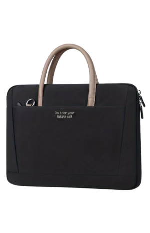 תיק מחשב נייד דגם ״מגי״ בצבע שחור עם כיתוב בעיצוב אישי